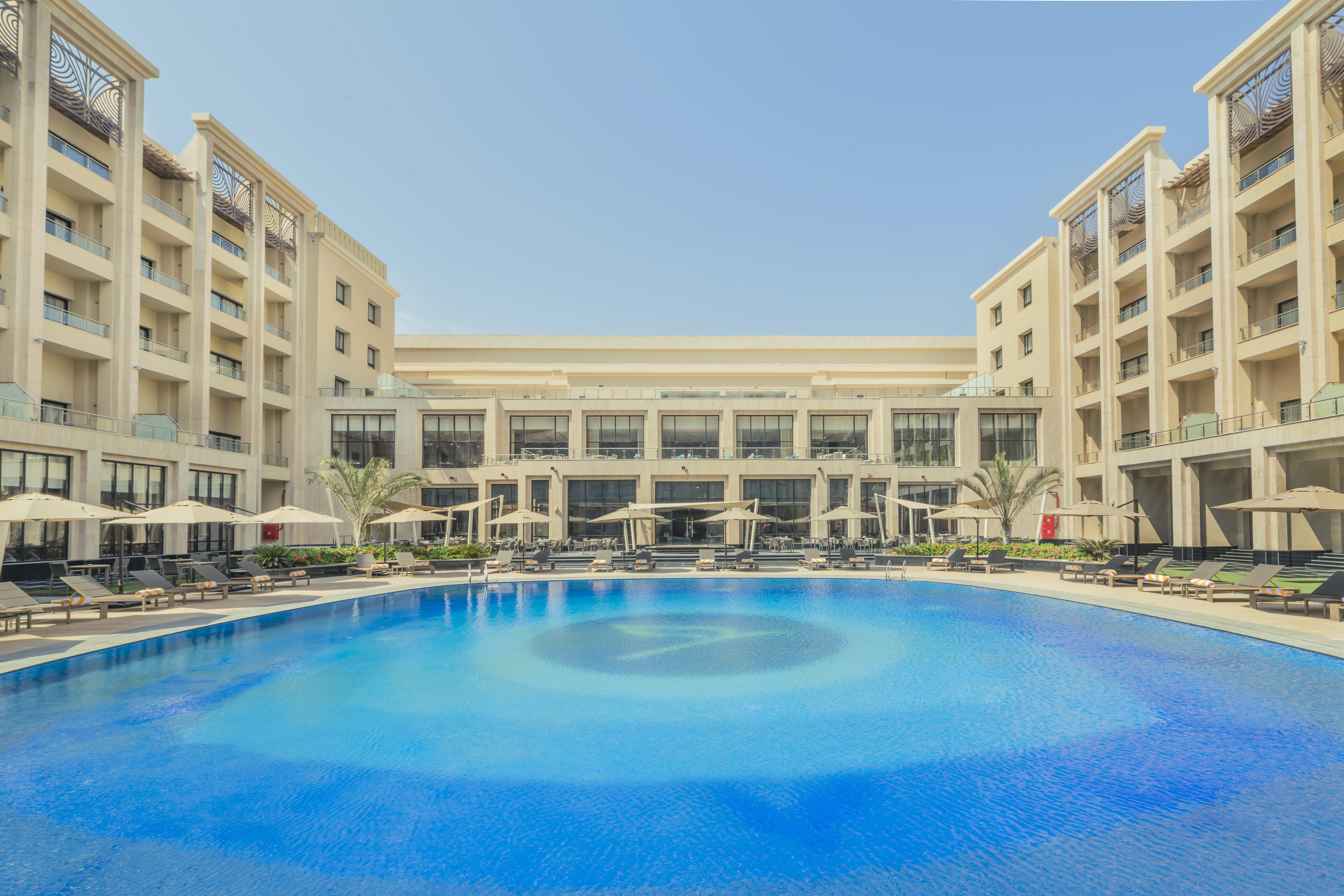Triumph Luxury Hotel El El Cairo Exterior foto The swimming pool at the hotel