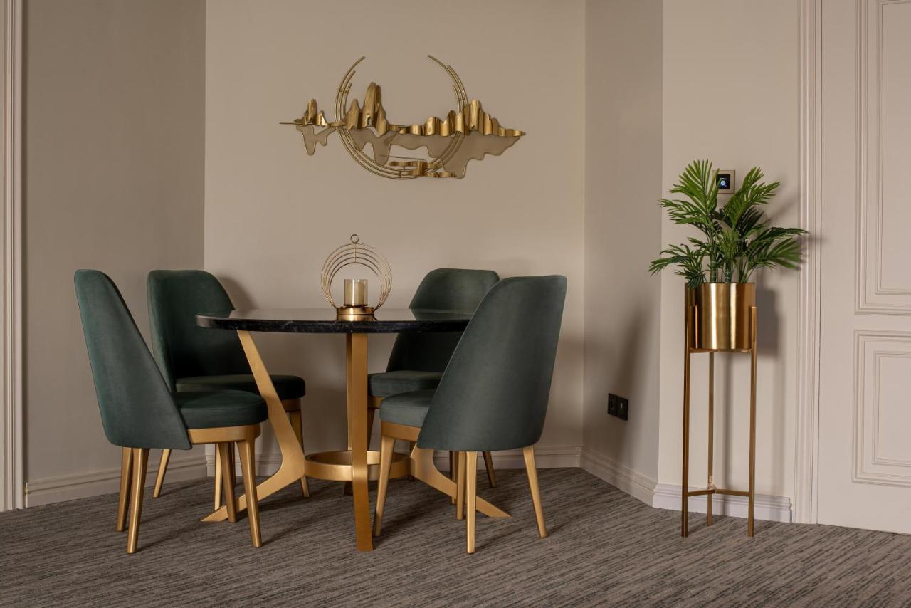Triumph Luxury Hotel El El Cairo Exterior foto A dining room with a plant stand