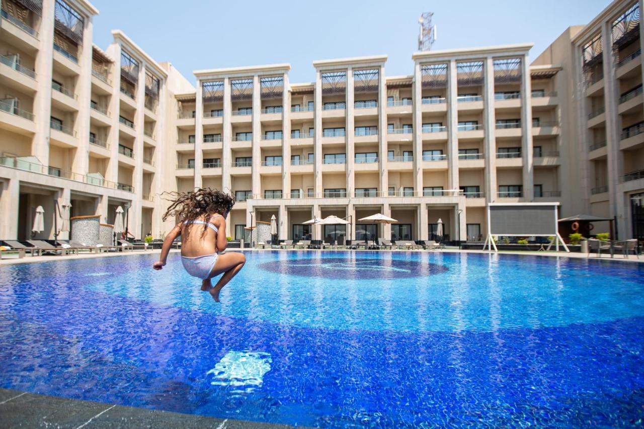 Triumph Luxury Hotel El El Cairo Exterior foto The swimming pool at the hotel