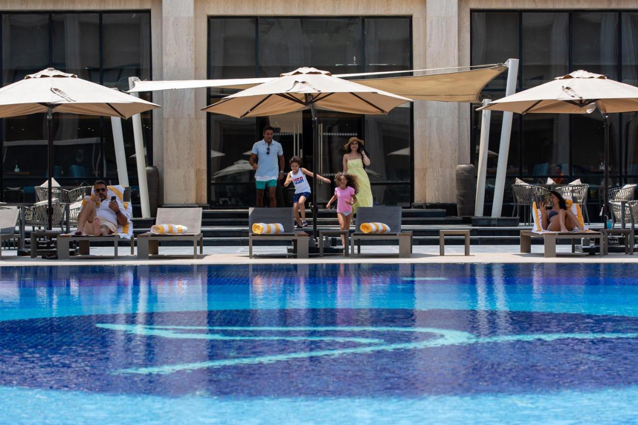 Triumph Luxury Hotel El El Cairo Exterior foto The pool at the hotel