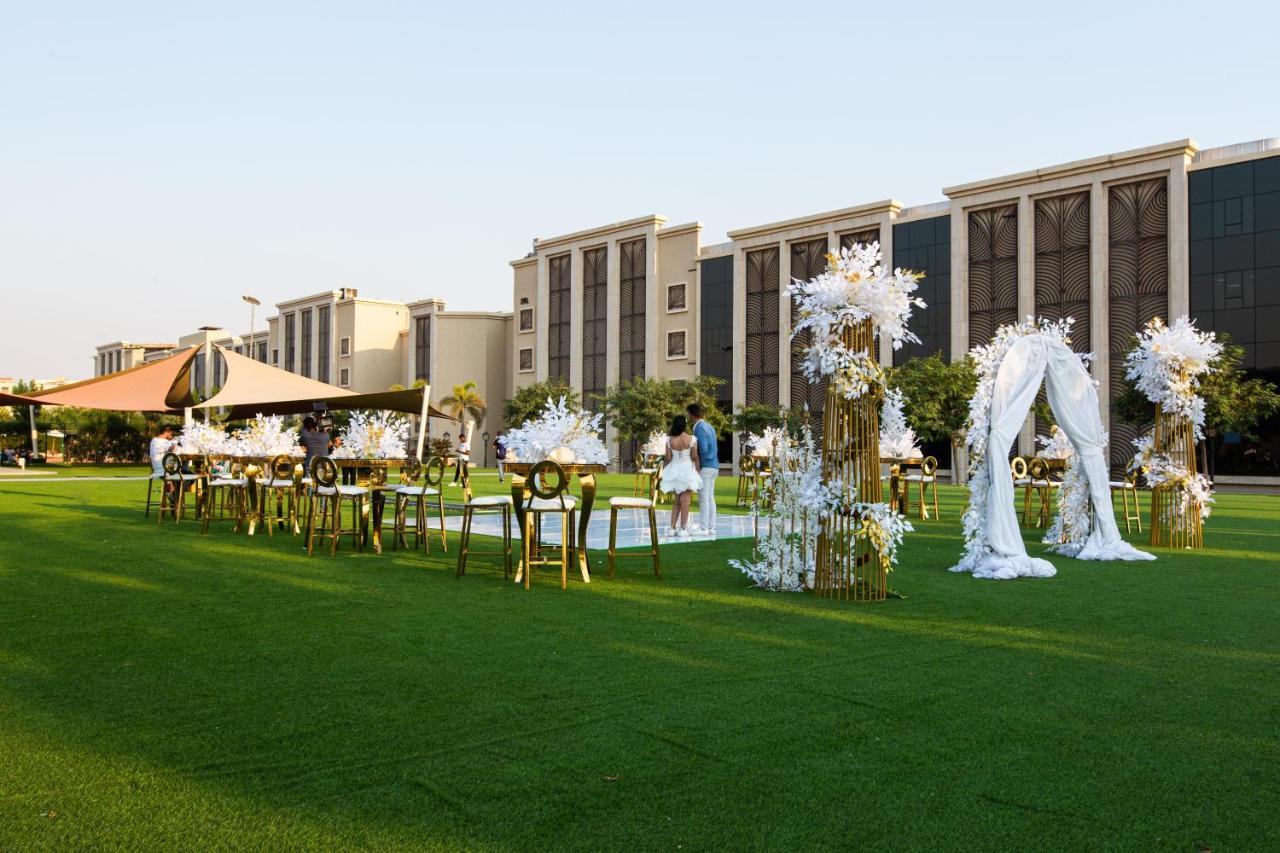 Triumph Luxury Hotel El El Cairo Exterior foto The lawns of the Taj Bengal