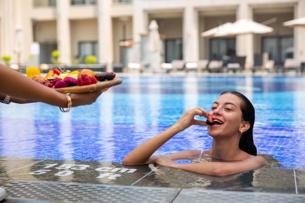 Triumph Luxury Hotel El El Cairo Exterior foto A woman in a swimming pool