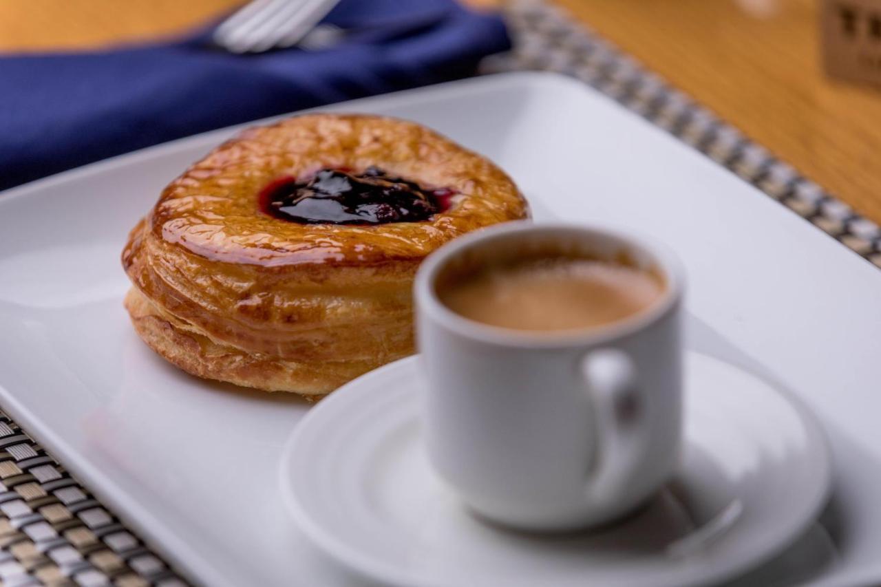 Triumph Luxury Hotel El El Cairo Exterior foto A coffee and a pastry