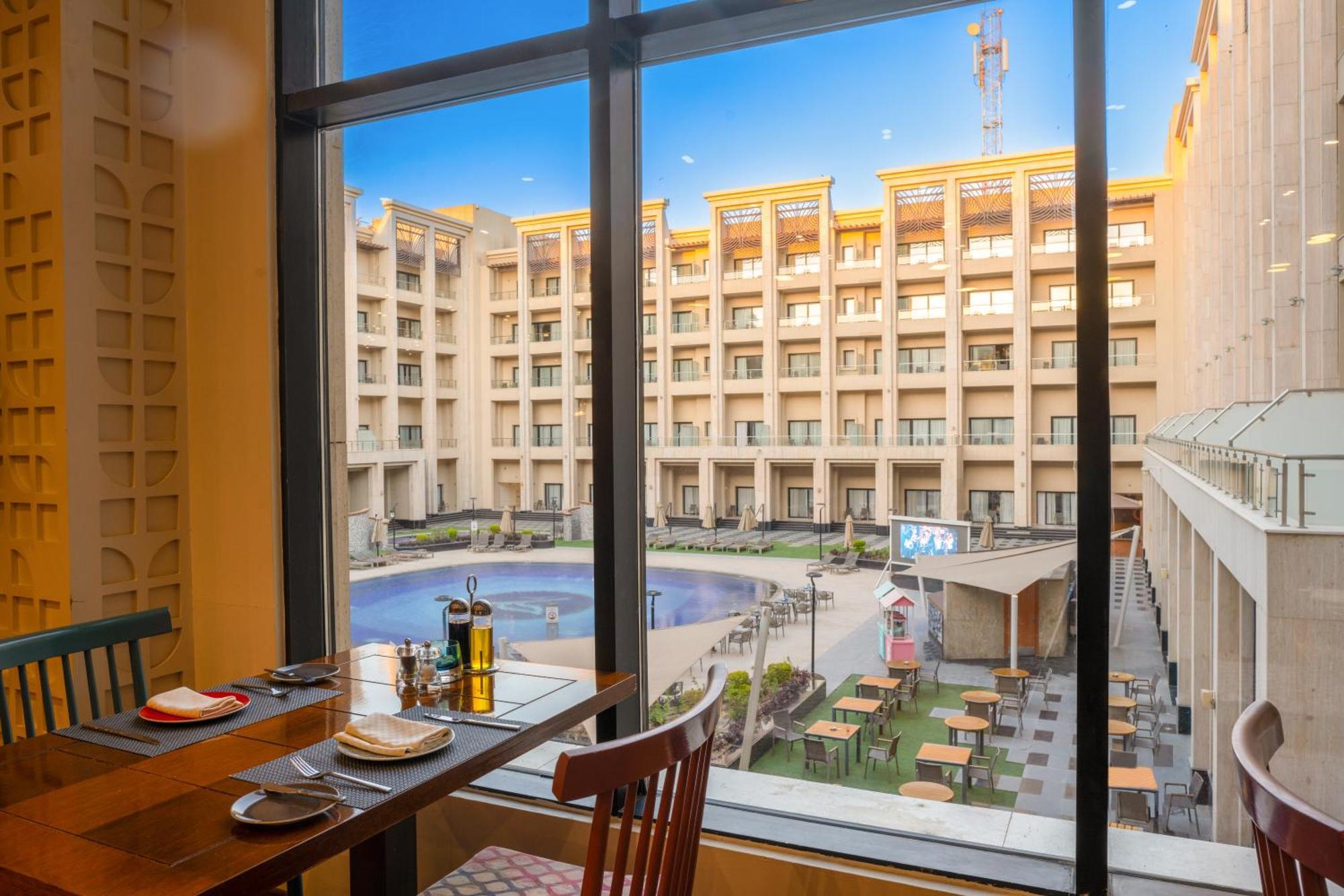Triumph Luxury Hotel El El Cairo Exterior foto The hotel's pool