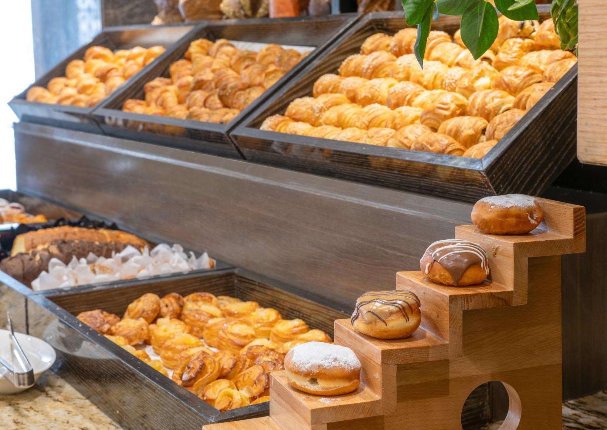 Triumph Luxury Hotel El El Cairo Exterior foto Croissants and other pastries at a buffet