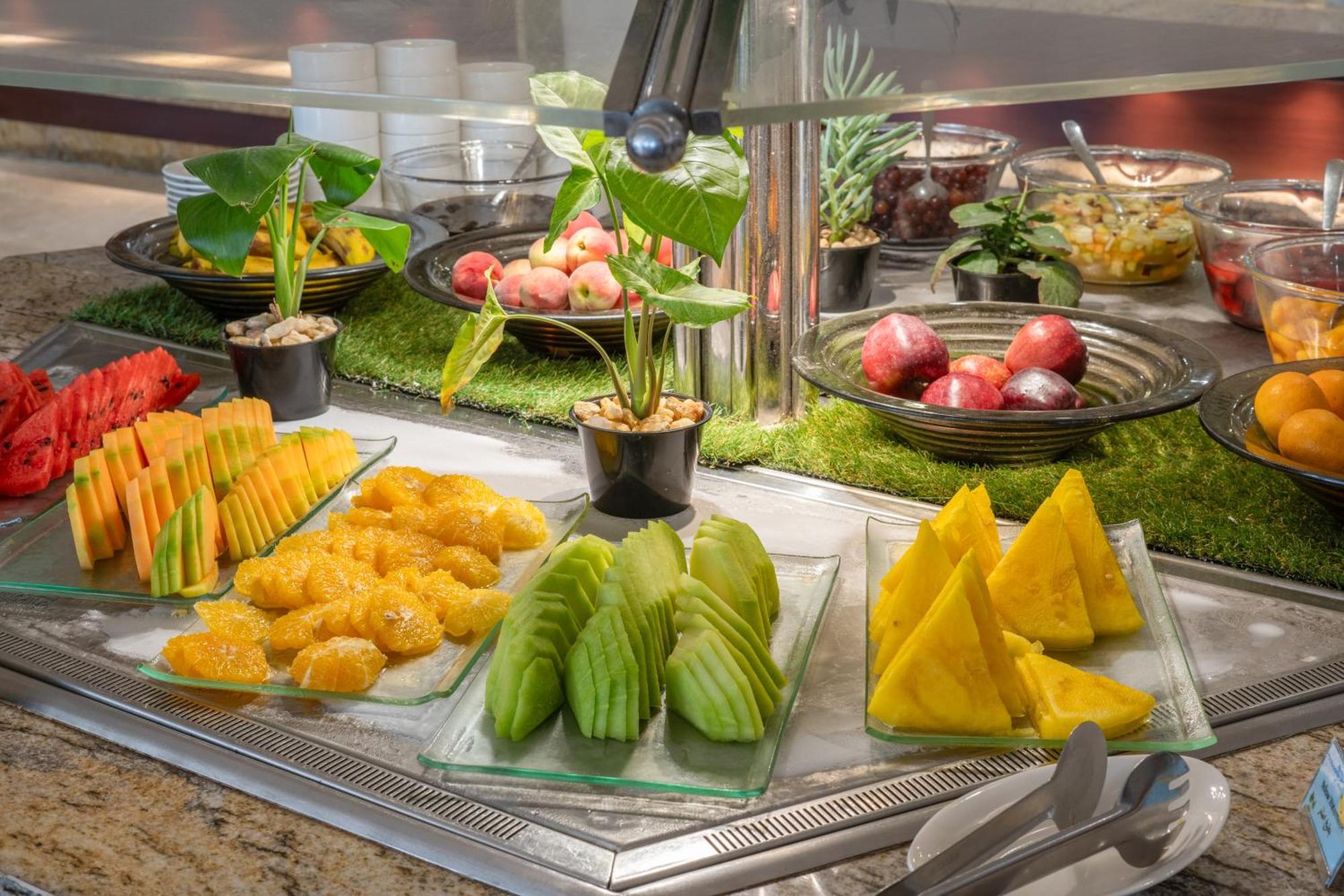 Triumph Luxury Hotel El El Cairo Exterior foto A fruit salad bar
