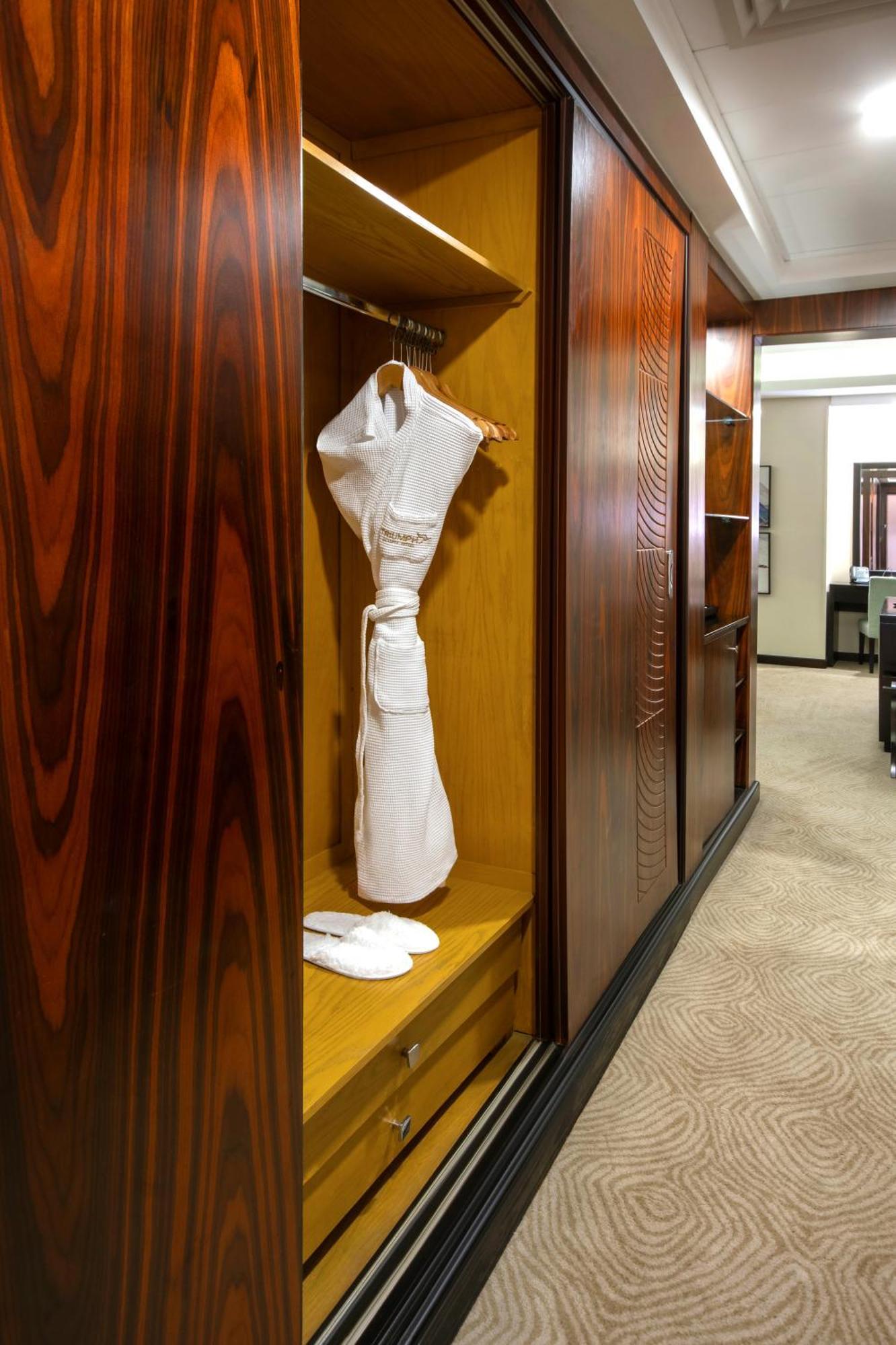 Triumph Luxury Hotel El El Cairo Habitación foto A bathrobe hanging in a closet
