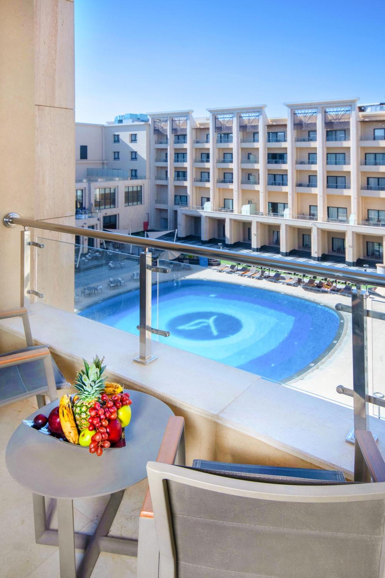 Triumph Luxury Hotel El El Cairo Exterior foto The pool at the hotel