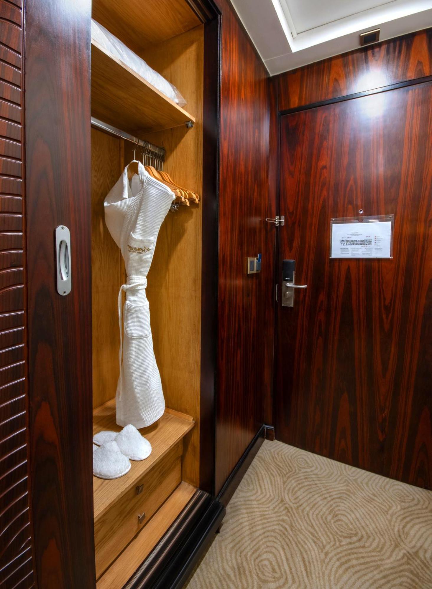 Triumph Luxury Hotel El El Cairo Habitación foto A hotel room in the Emirates First Class lounge at Dubai International Airport