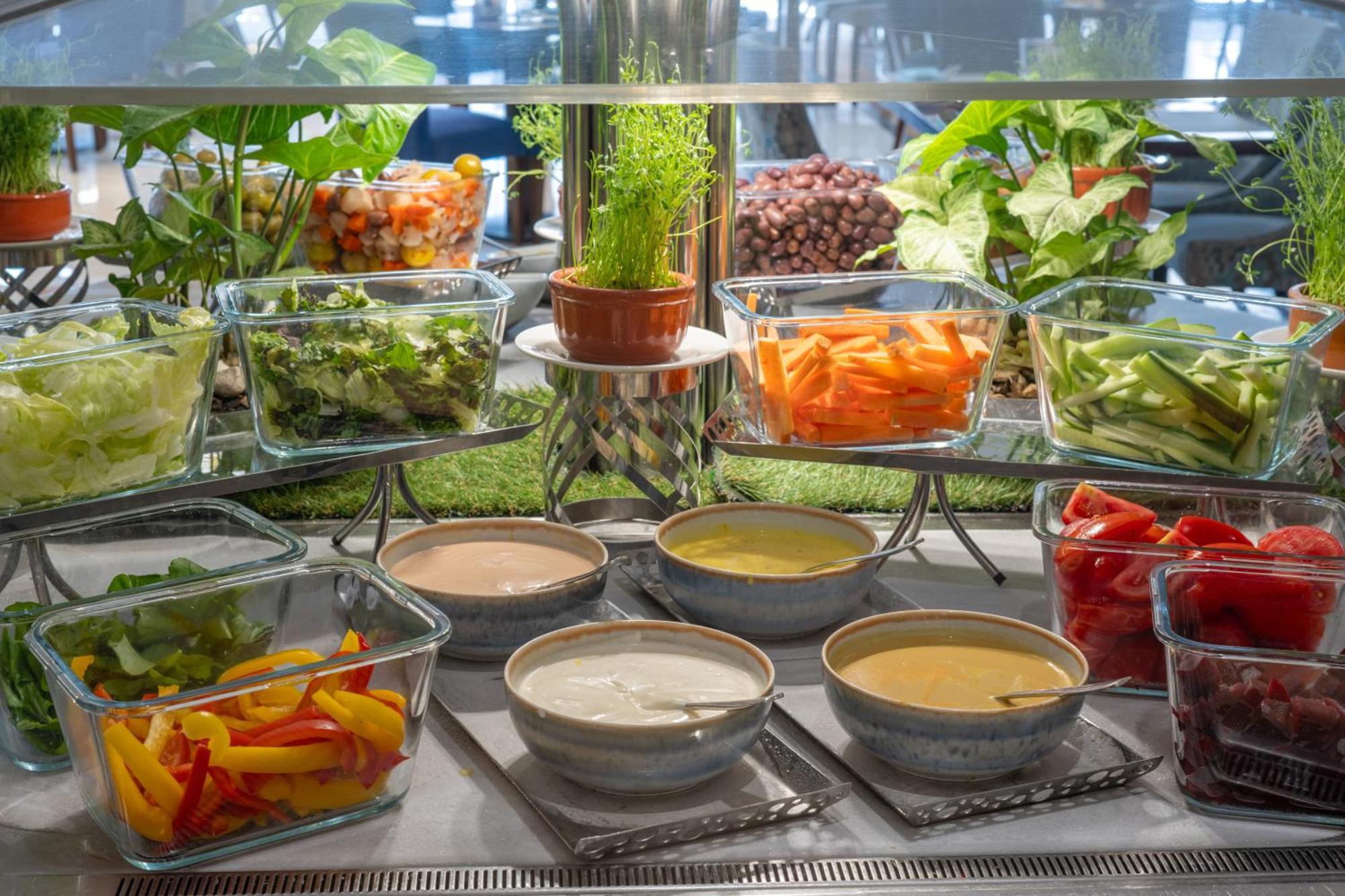 Triumph Luxury Hotel El El Cairo Exterior foto A salad bar