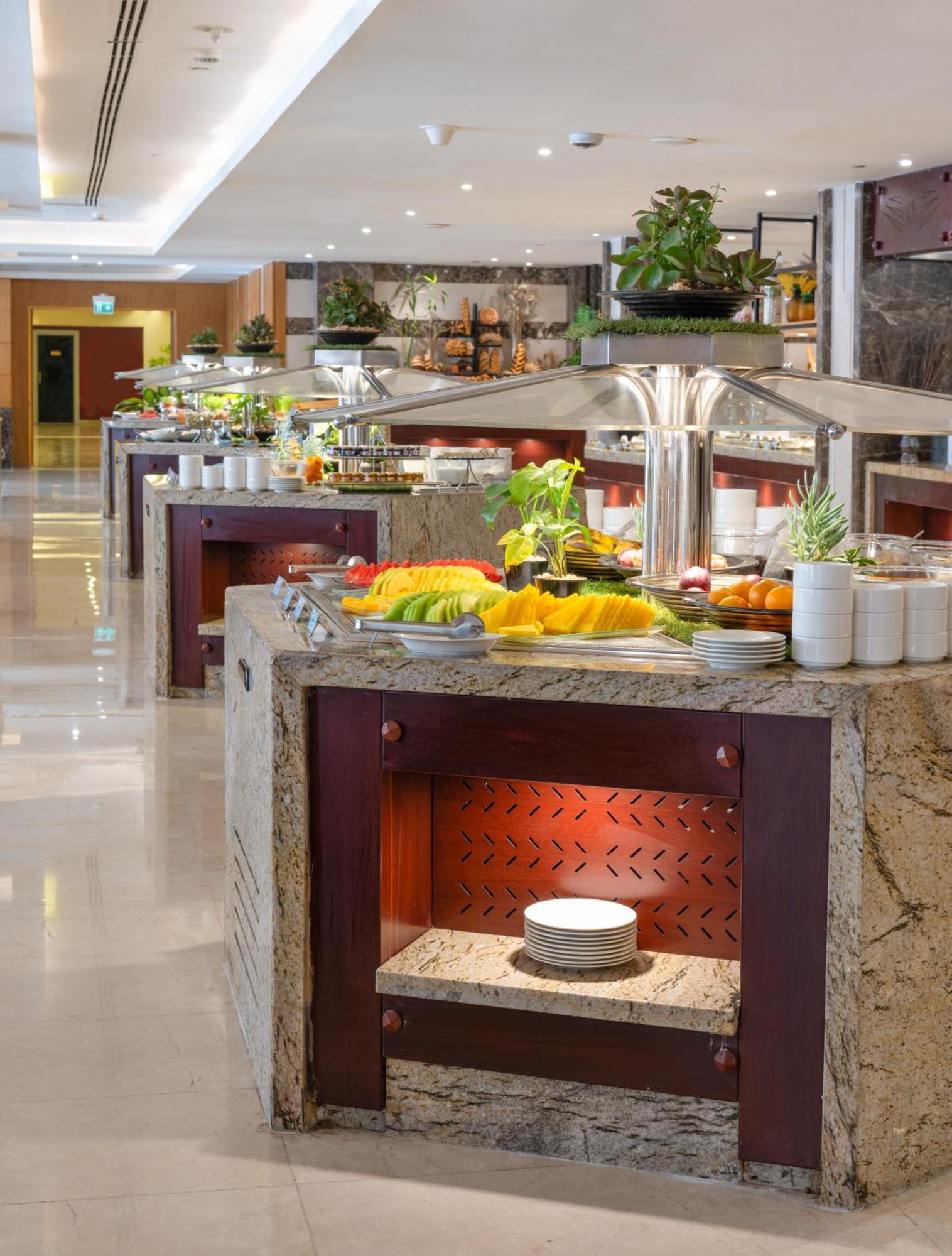 Triumph Luxury Hotel El El Cairo Exterior foto A salad bar